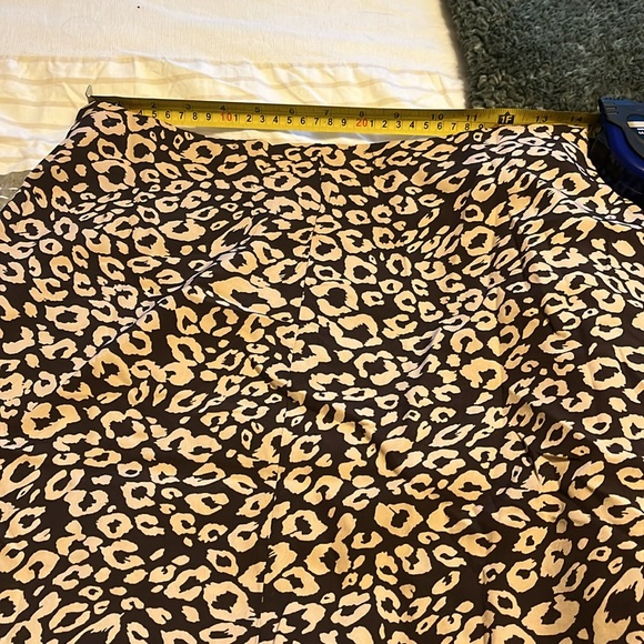 Brand new never worn high rise skirt with slit - Picture 8 of 10